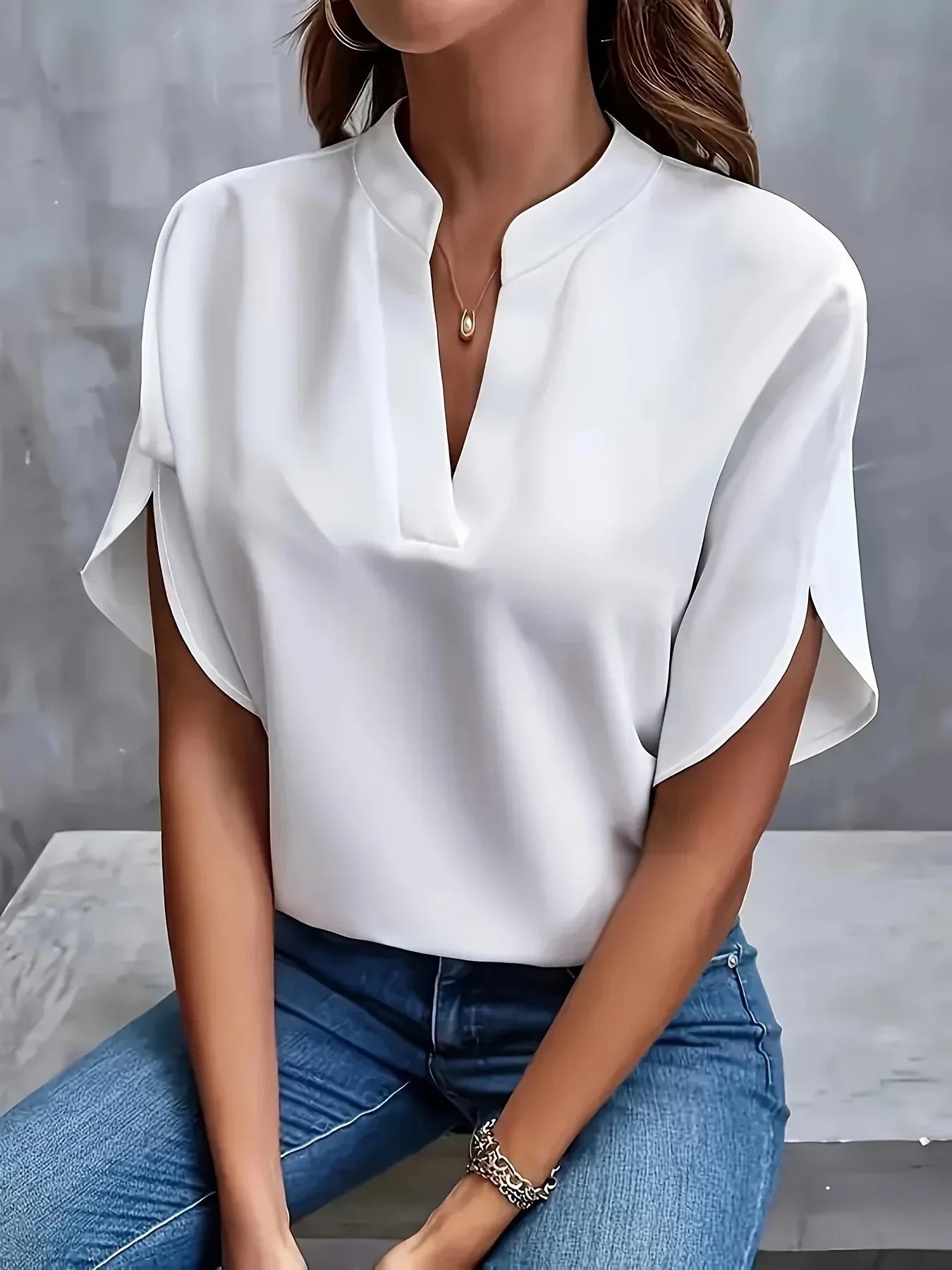 Julia | Relaxed Fit V-Neck Minimal Blouse