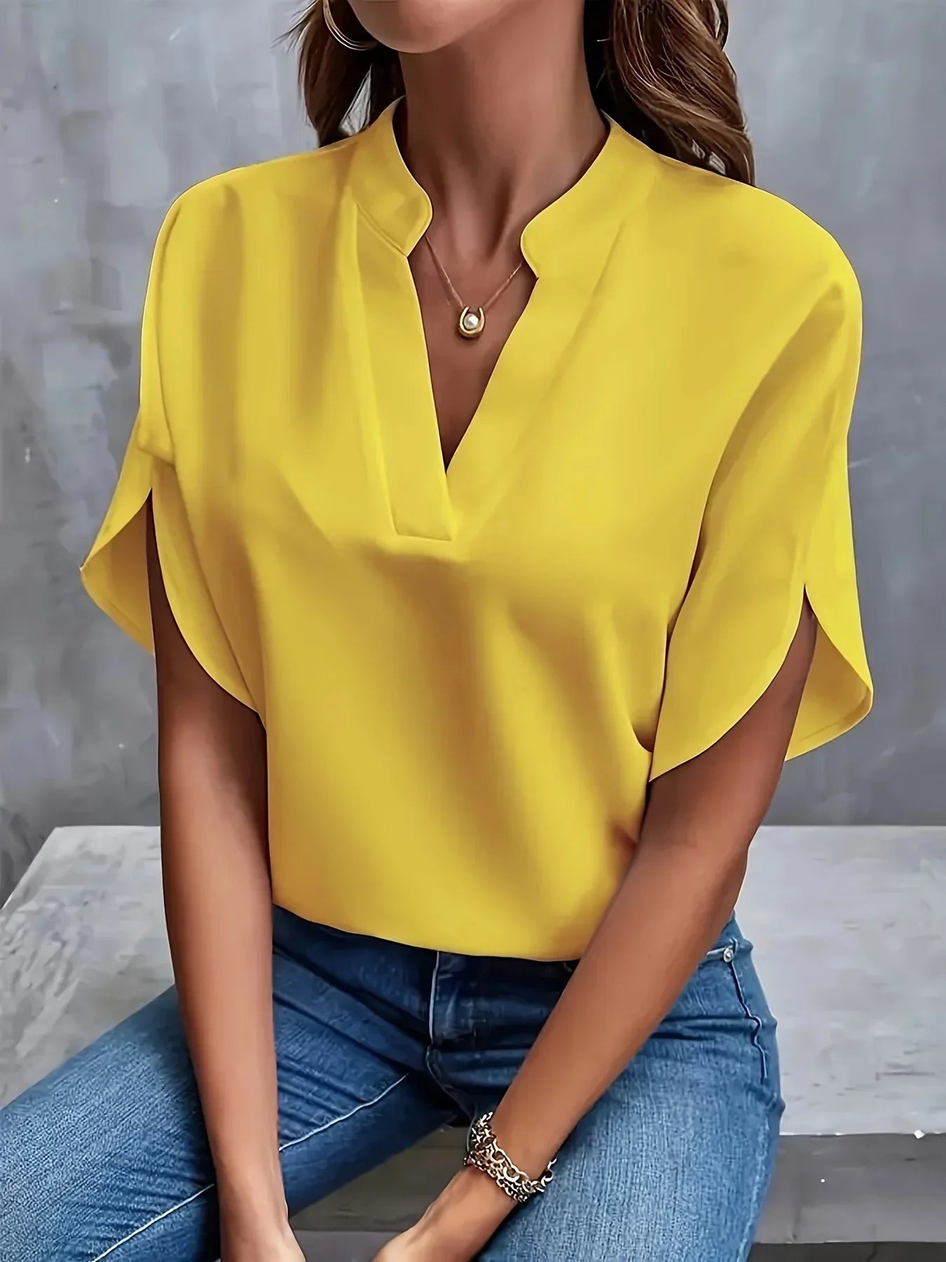 Julia | Relaxed Fit V-Neck Minimal Blouse
