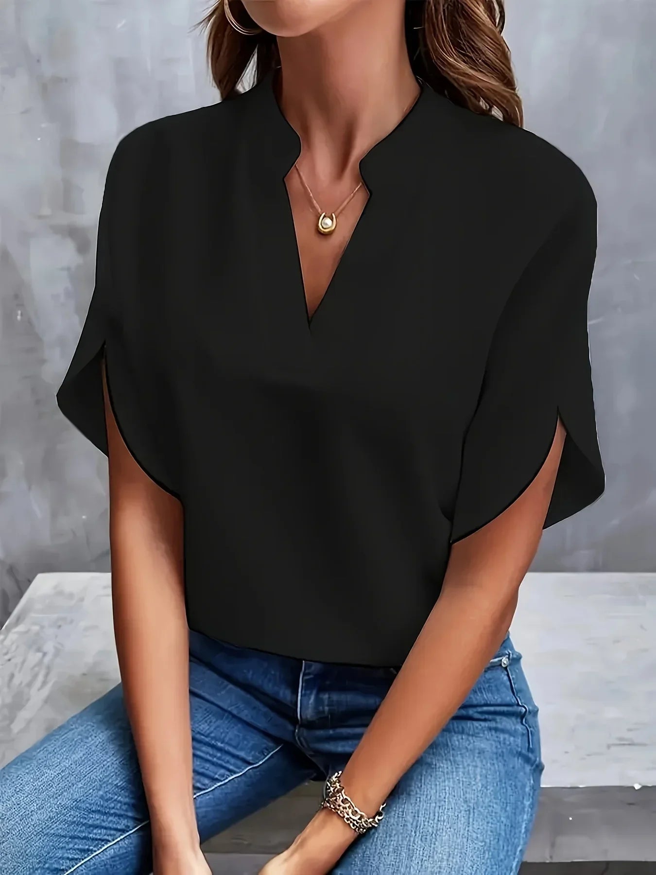 Julia | Relaxed Fit V-Neck Minimal Blouse