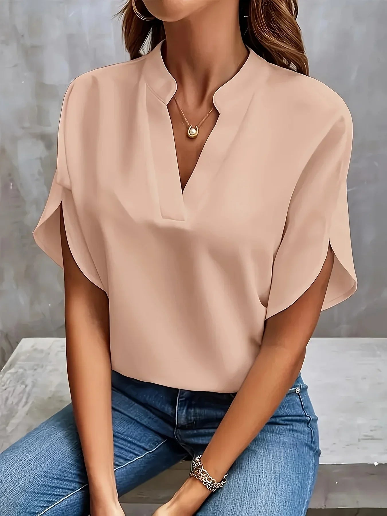 Julia | Relaxed Fit V-Neck Minimal Blouse